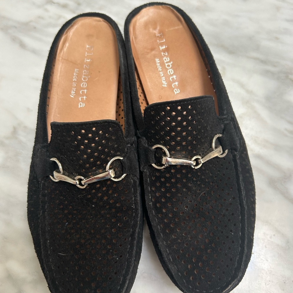 Black woman’s Shoes Size 7.